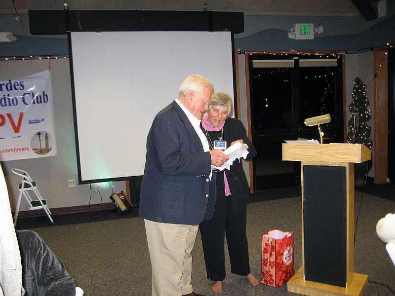 IMG_0701.JPG - Dan Colburn accepts W6AM award