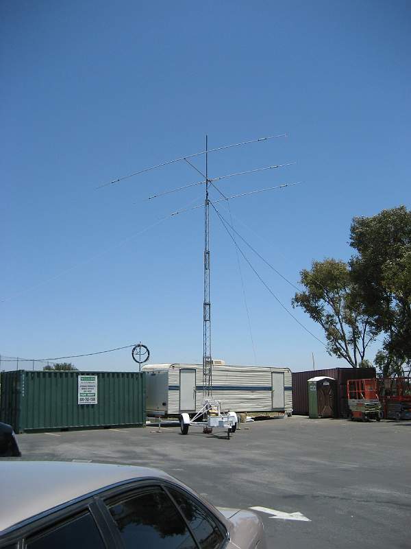 IMG_0517.JPG - Mobile tower and CW Tri-bander