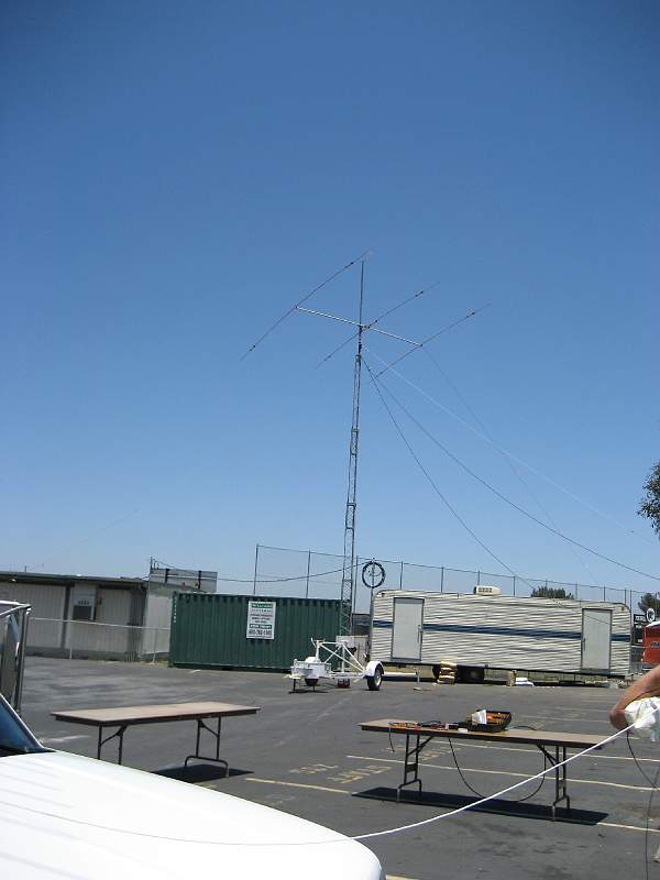 IMG_0519.JPG - CW Tribander antenna on mobile tower
