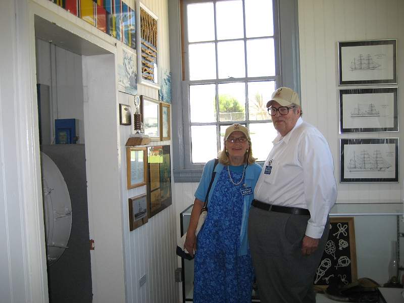 IMG_0576.JPG - Marylin W6AAP and Don W6AGP Hirst in museum