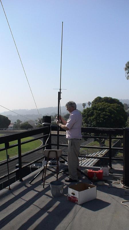 DSC04762.JPG - Dale Hanks N6NNW with VHF/UHF vertical