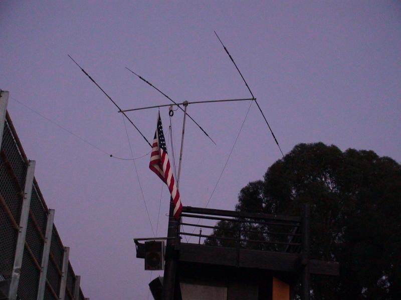DSC01778.JPG - Tri-bander and flag, early evening