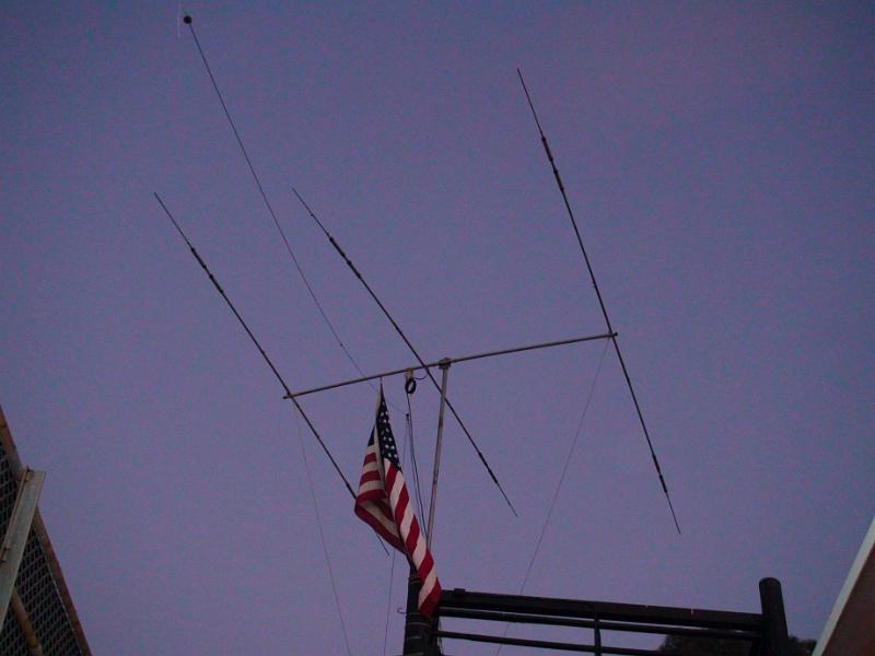 DSC01779.JPG - Tri-bander and flag, early evening