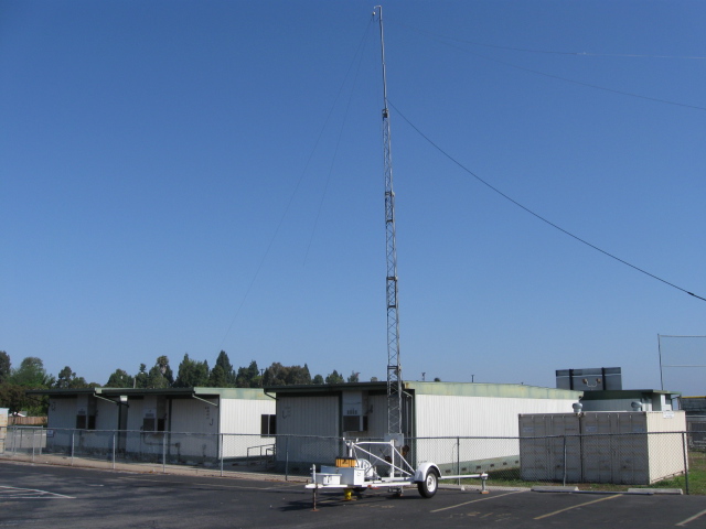 IMG_0288.JPG - Mobile tower and wire antenna
