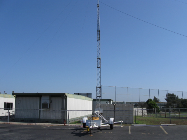 IMG_0289.JPG - Mobile tower and wire antenna
