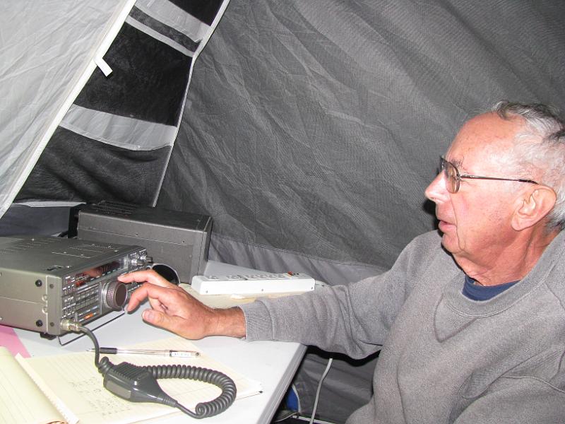 IMG_1514.JPG - Bill Pomeranz working night time SSB