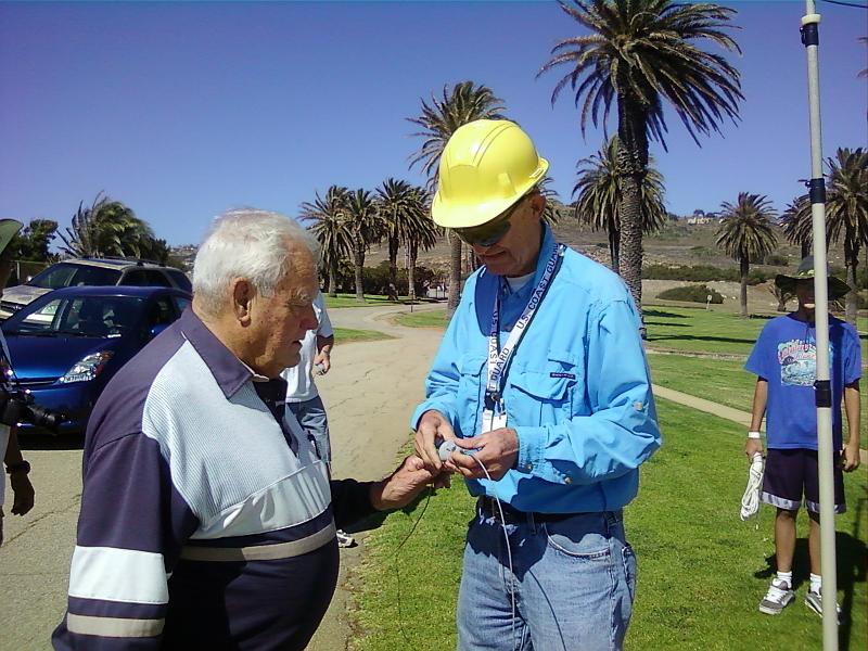 0820101541-00.jpg - Dan Colburn W6DC and Bob Closson W6HIP confer on long wire