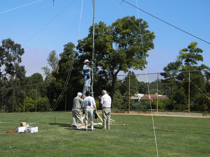 005.JPG - Bob Closson W6HIP on ladder. Walt Ordway K1DFO, Clay Davis AB9A, and Dale Hanks N6NNW helping.