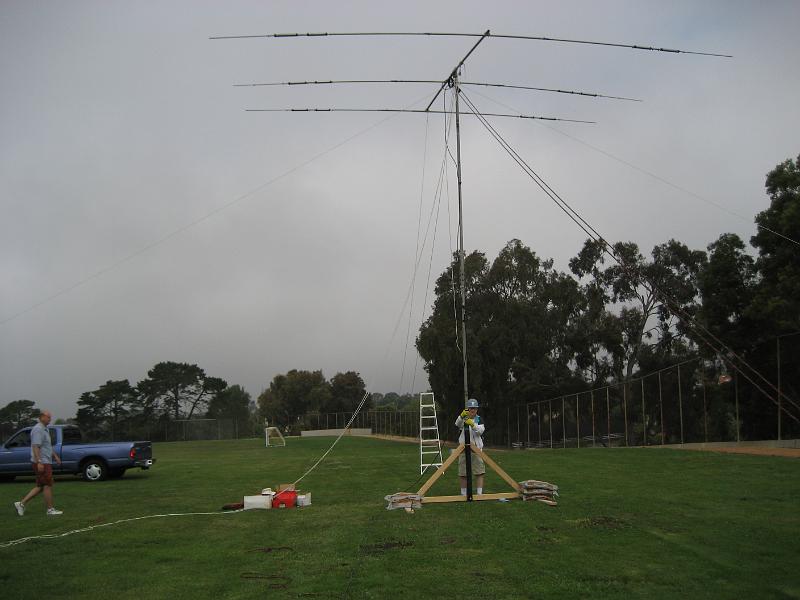 IMG_1015.JPG - Clay Davis AB9A holding the mast.