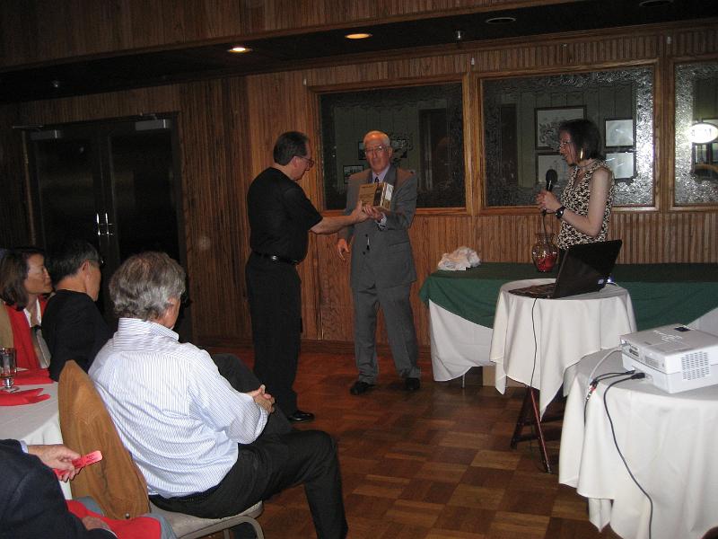 IMG_1329.JPG - The grand prize Yaesu FT-60R goes to Clay Davis AB9A
