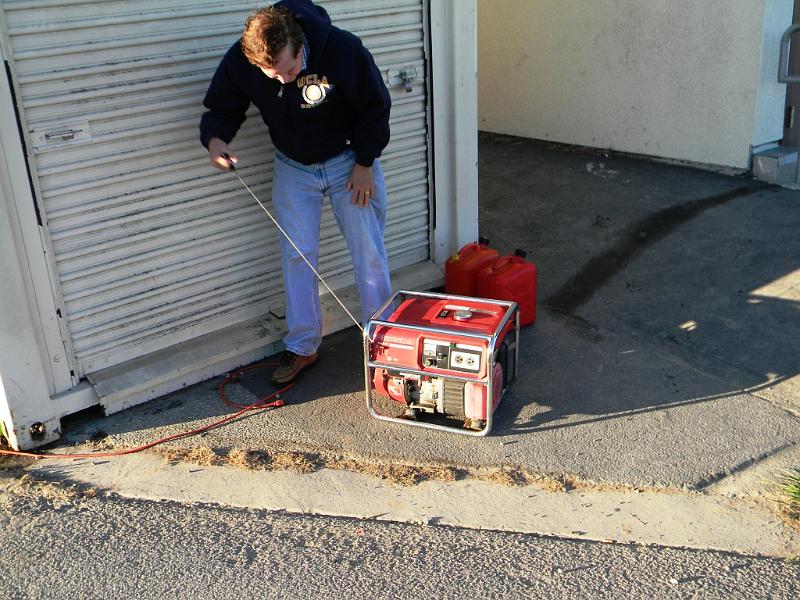 042.JPG - Rocco, N6KN, starts generator for Sunday AM shift