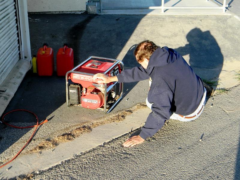 043.JPG - N6KN troubleshoots a generator, Sunday AM