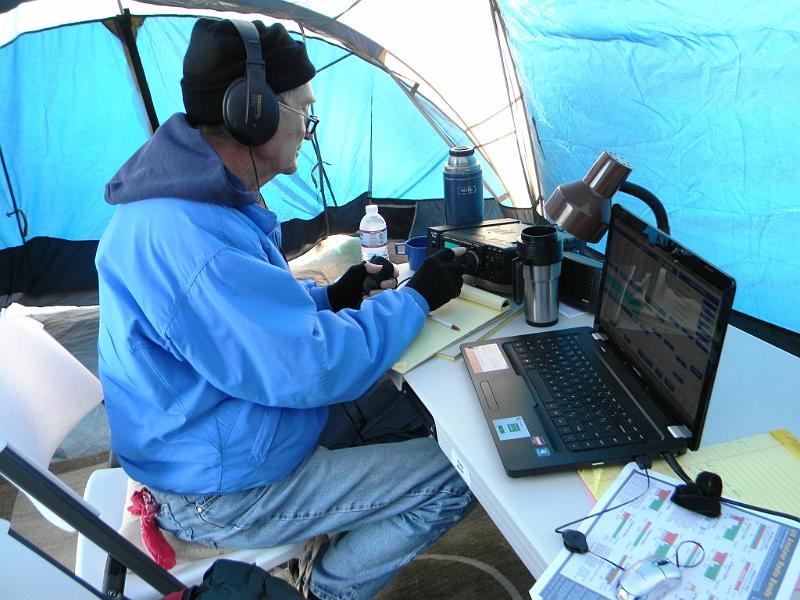 046.JPG - Bob, W6HIP, operating SSB at 0700 hours Sunday
