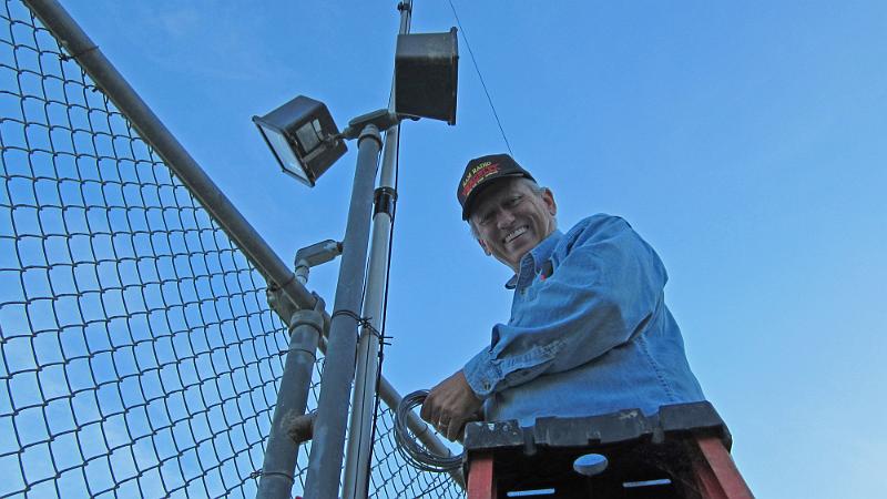 IMG_0080.JPG - Ray N6HE installs mast for fan dipole above the tennis courts, Wednesday
