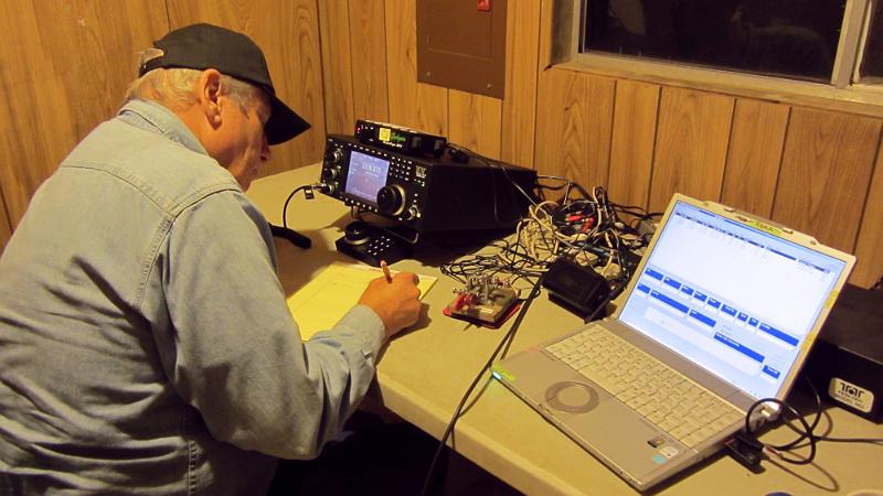 IMG_0084.JPG - Ray N6HE starts operating on 40 meters, Wednesday evening