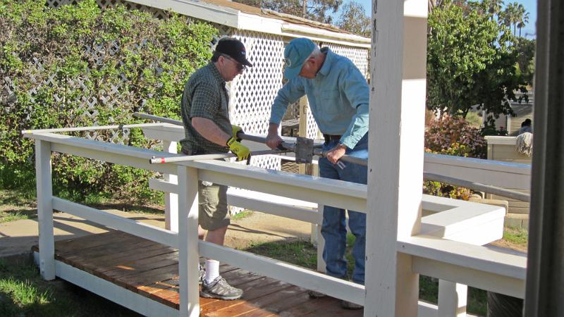 IMG_0092.JPG - Clay AB9A and Bill KG6WVF start assembling the tri-band beam, Thursday AM