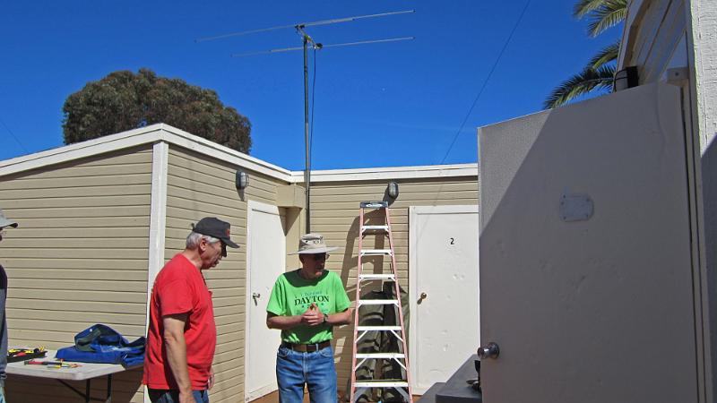 IMG_0095.JPG - Ray N6HE and Jeff K6JW confer after 6-meter beam is put up