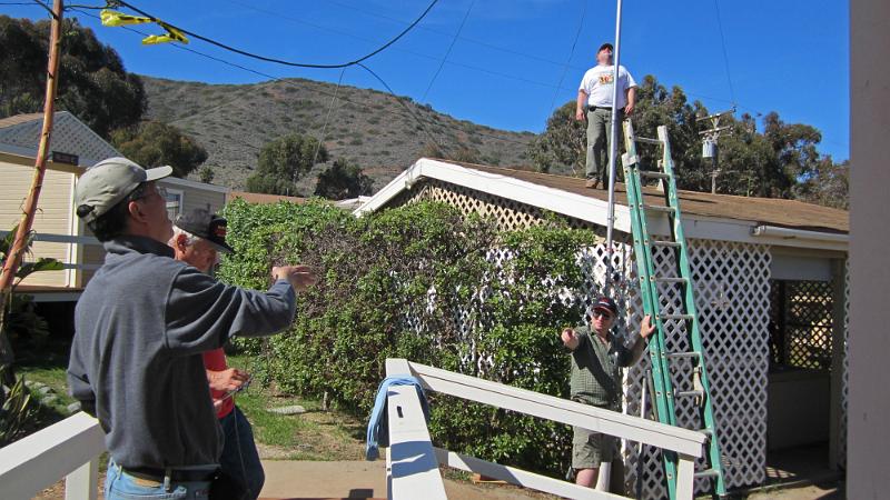 IMG_0100.JPG - Dan K6DPY, Ray N6HE, and Jeff K6JW give heading direction to Joe NZ6L on roof to install tri-band beam
