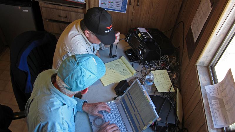 IMG_0140.JPG - Clay AB9A and Bill KG6WVF work 15-meter SSB