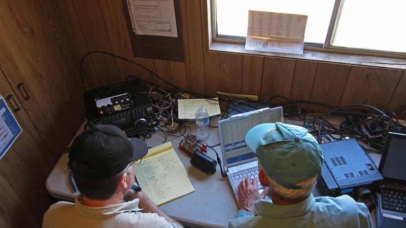 IMG_0147.JPG - Clay AB9A and Bill KG6WVF work 15-meters SSB