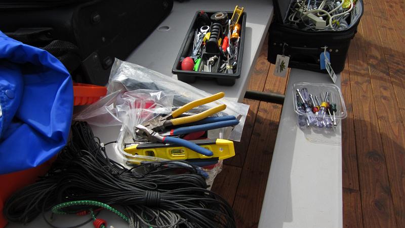IMG_0184.JPG - Plenty of tools were brought, along with guying ropes