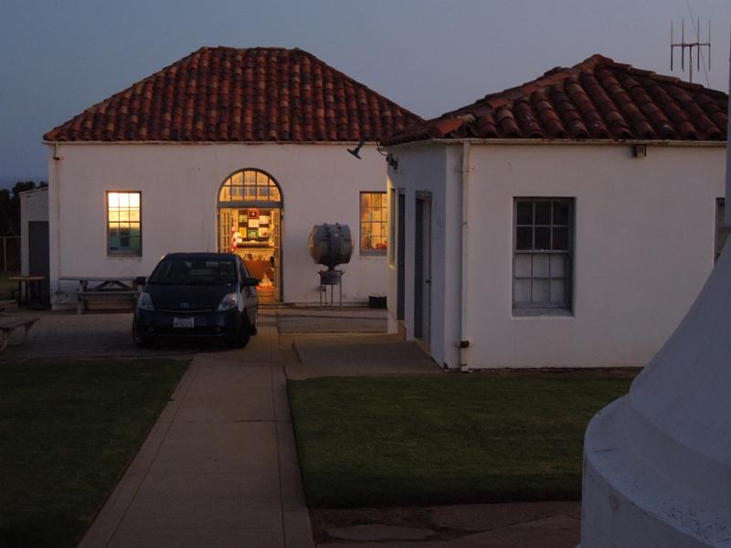 043e.jpg - USCGA amateur station in museum building, early evening Saturday