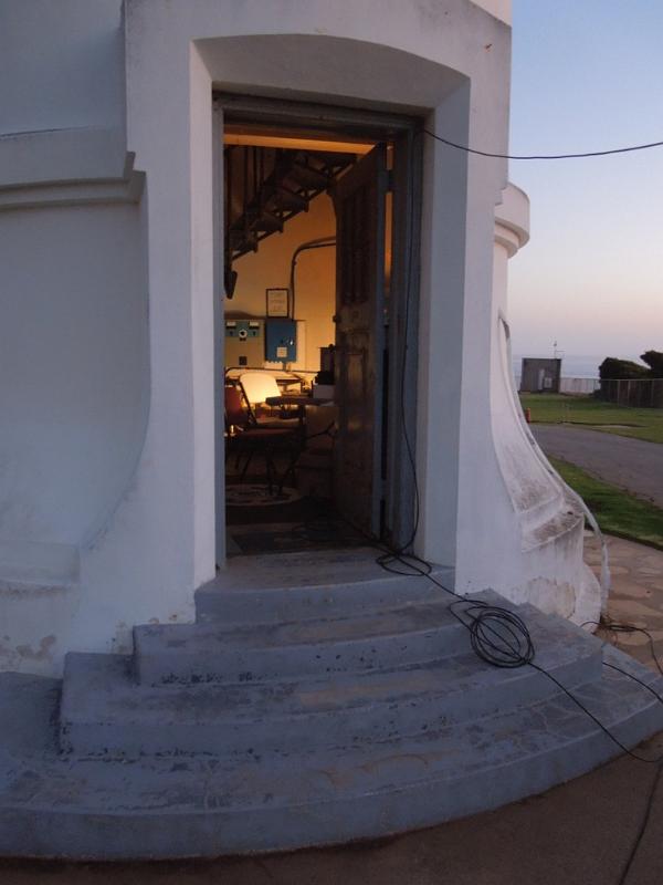 044e.jpg - K6PV station inside lighthouse, Saturday evening
