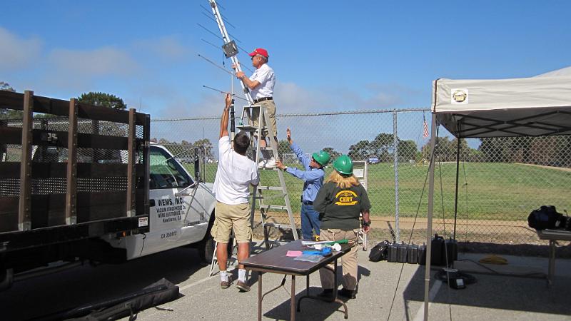 026.JPG - VHF/UHF log periodic antenna from Mel, K6SY, goes onto its mast with Tony, KK6DYL, and Gary, KJ6HUJ, providing bracing.
