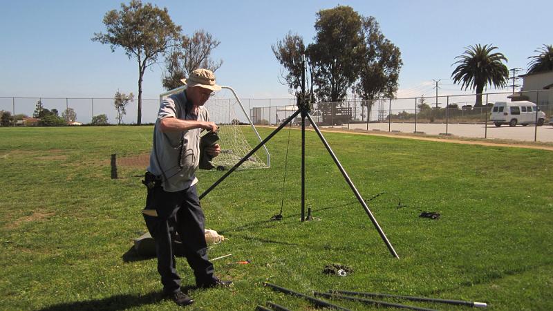 031.JPG - Chris, KA6WNK, assembles his 50' mast for GOTA station.
