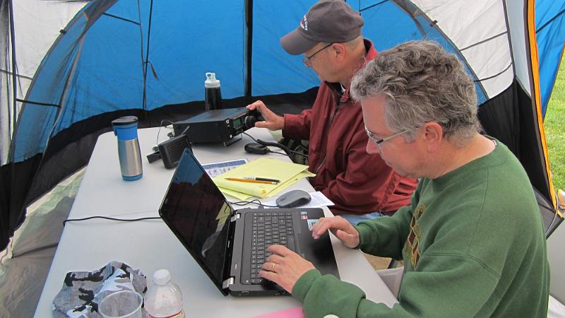 045.JPG - Peter, KE6JPM, operates SSB on Sunday morning with visitor logging.