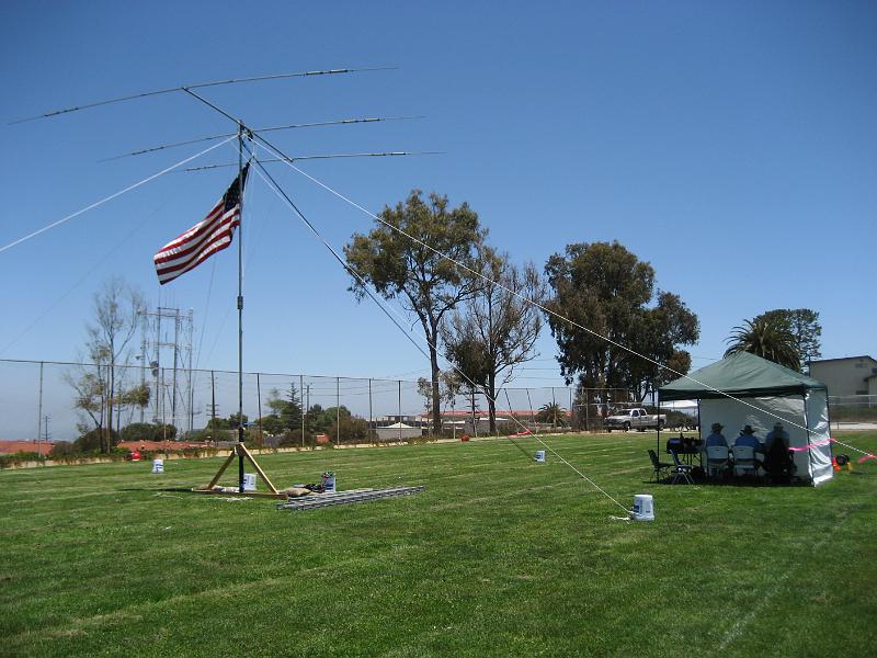 IMG_1742.JPG - SSB Station with Tri Band antenna