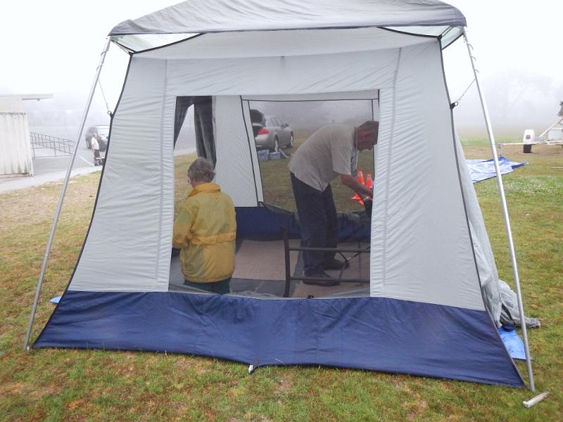 033a.jpg - Fran, KF6QFG, and Sid, KF6QFH, assemble their loaned tent for K6PV's CW station.
