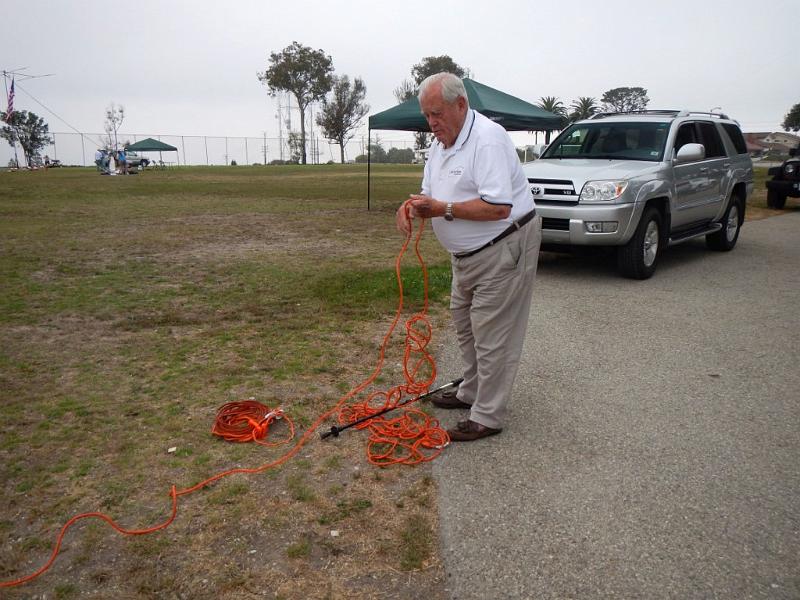 042a.jpg - Dan, W6DC, untangles his 100-foot extension cord that goes to his loaned generator.