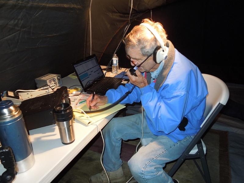 070a.jpg - Bob, W6HIP, operating SSB at 4:30 am Sunday.