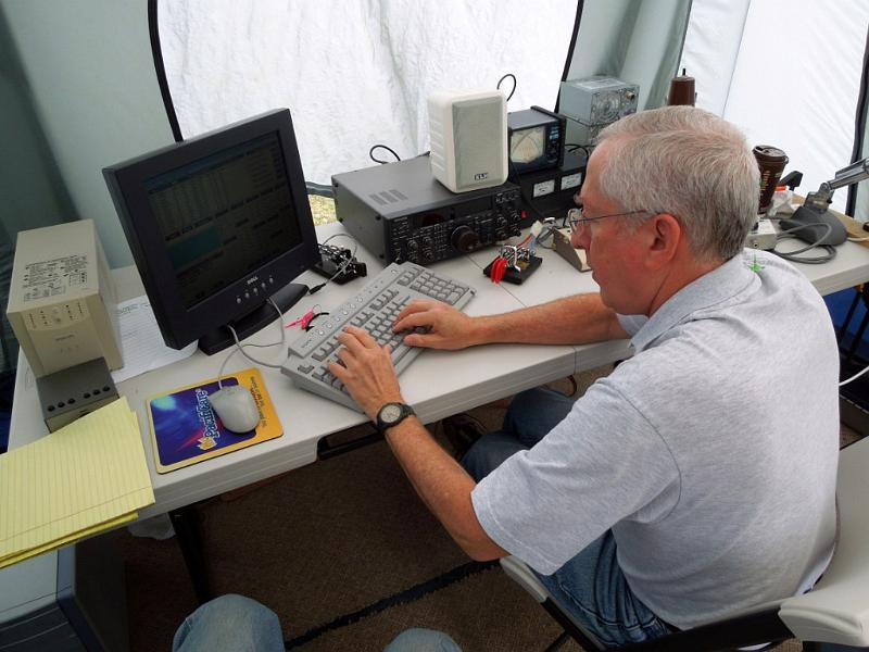 074a.jpg - Jeff, K6JW, operating 10-meter CW on Sunday morning.
