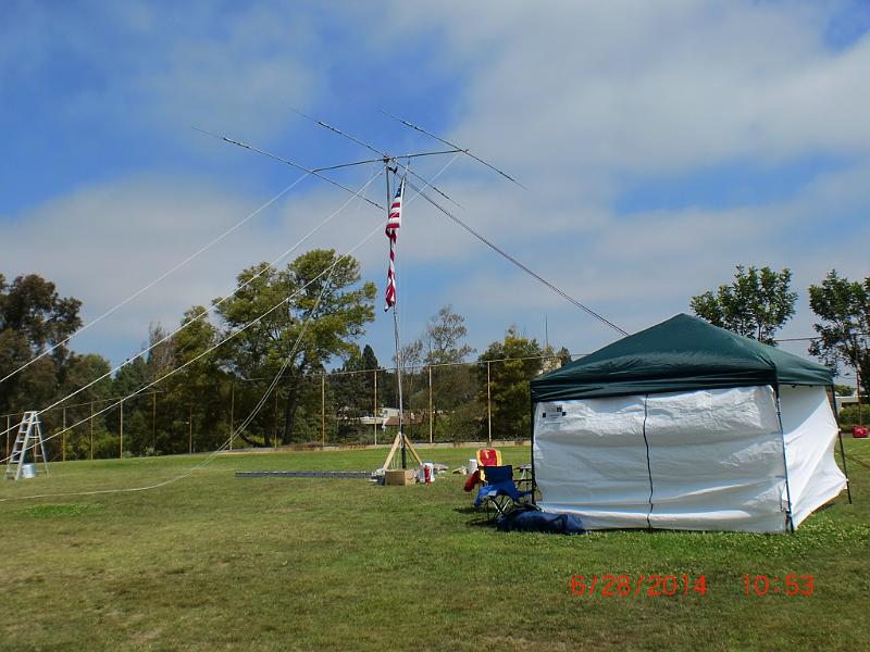 CIMG6407.JPG - SSB Station with tri-bander and flag!