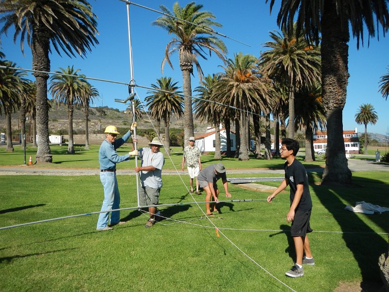 CW_DSCN4762.JPG - Bob Closson W6HIP and Derek Kawamura KK6MNR holding antenna. Dan Yang K6DPY, Joe Pace NZ6L, and Jordan Watanabe. 