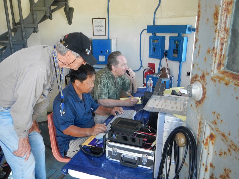 CW_DSCN4822.JPG - Bob Closson W6HIP looking on.  Raphael Yoon KJ6ZYD, and Clay Davis AB9A logging and operating.