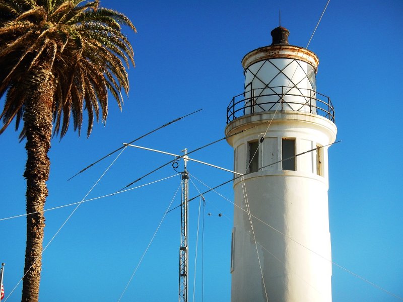 DFFr066a.jpg - Palm tree, K6PV/6 yagi antenna, and Pt. Vicente Lighthouse.