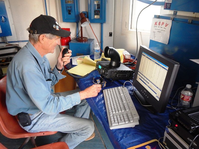 DFSu061a.jpg - Bob W6HIP makes first contact on Sunday.