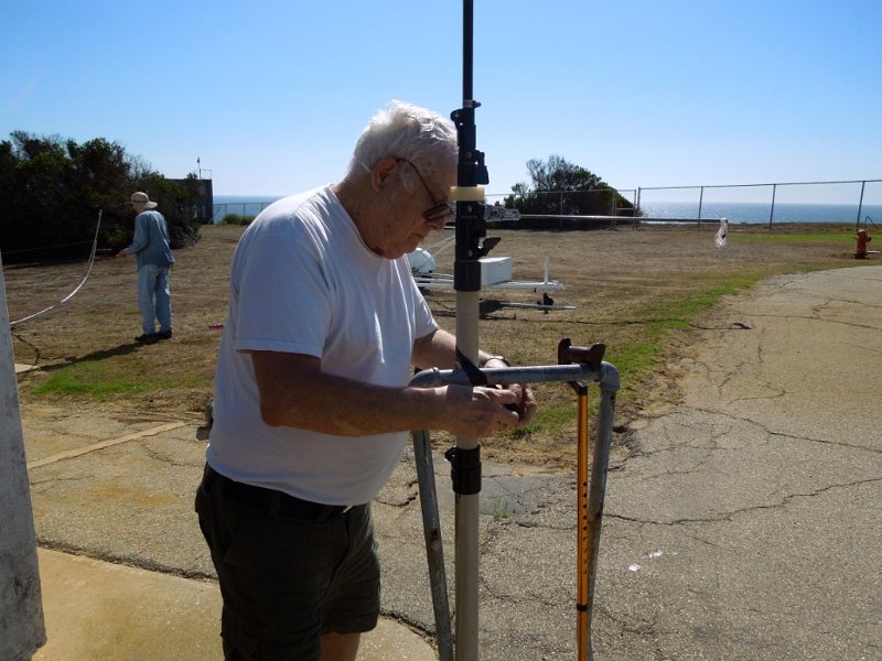 015a.jpg - Bill, WA6ESC, mounts UHF antenna mast to a pipe standard.