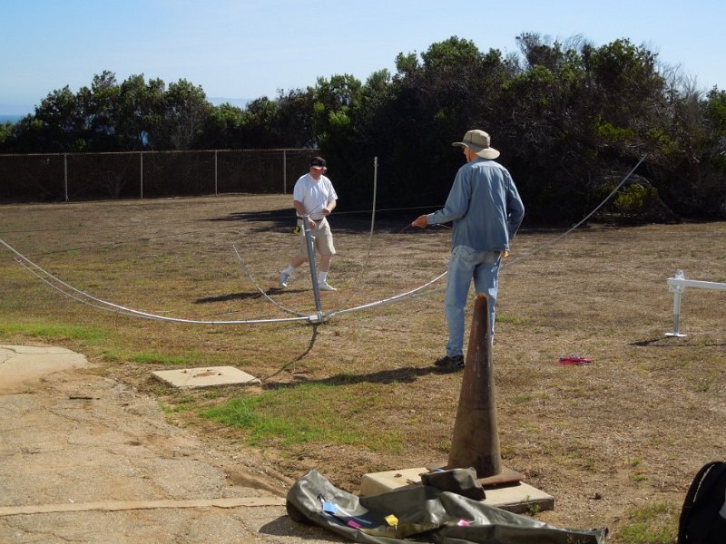 017a.jpg - Clay, AB9A, and Bob, W6HIP, starting stringing the hexbean wires.