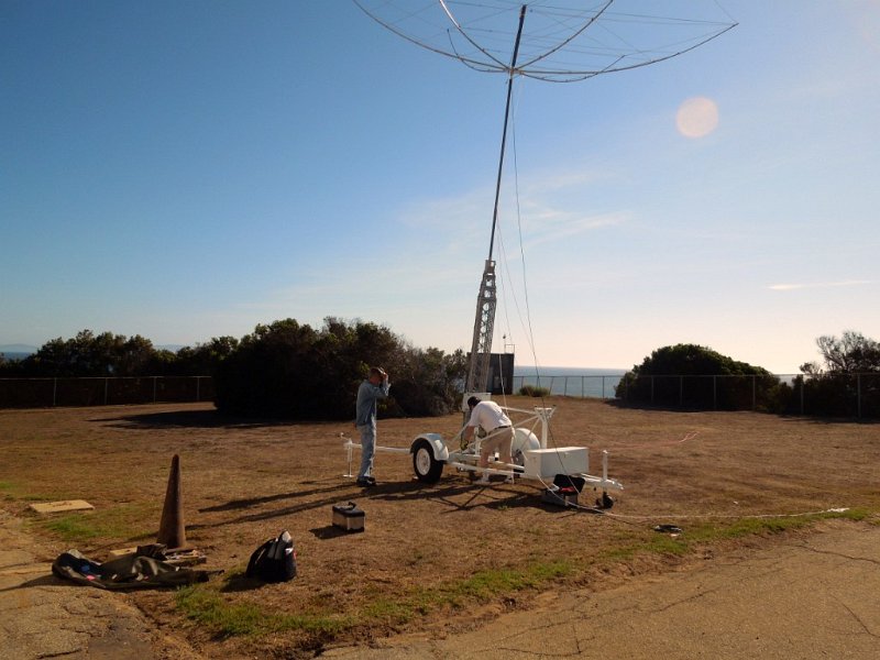 020a.jpg - The K6PV antenna tower is almost vertical, before raising the tower sections.