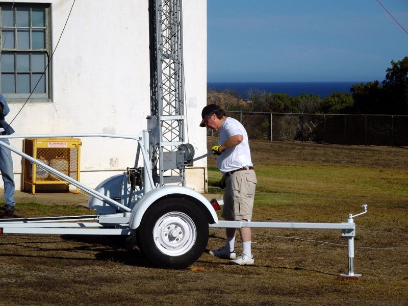 028a.jpg - Clay, AB9A, starts raising the tower sections.