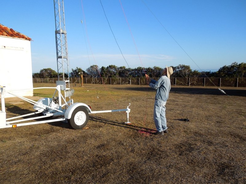 036a.jpg - Bob Closson, W6HIP, arranges the 80-meter dipole antenna.