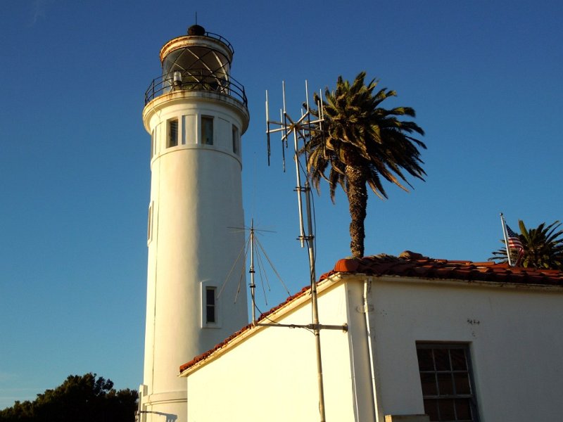 047a.jpg - Pt. Vicente Lighthouse shortly before sunset, with USCG radio direction-finding antenna in foreground.