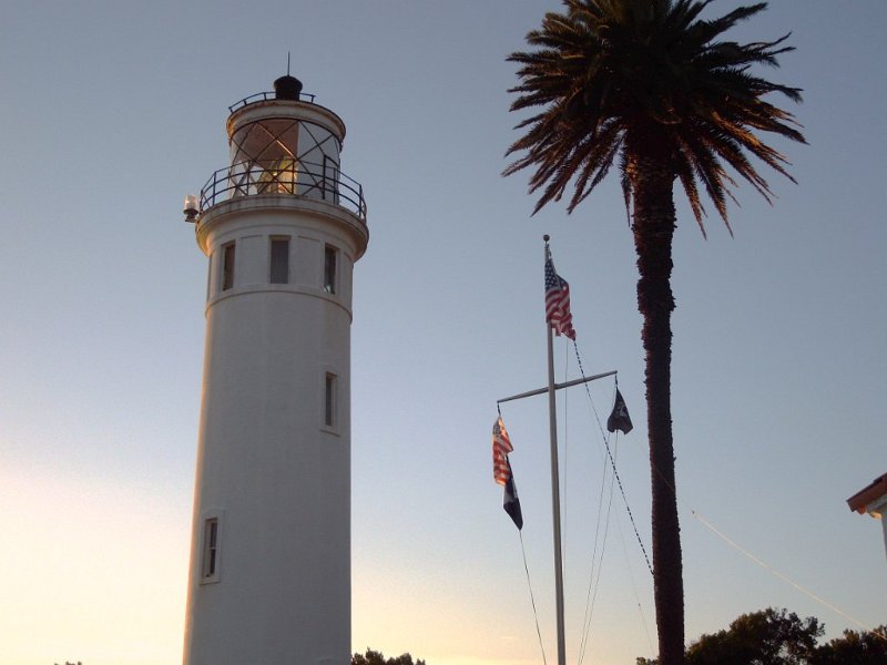 050a.jpg - The lighthouse at work just before sunset.