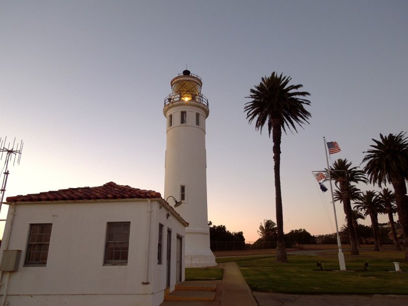 076a.jpg - The lighthouse just after sundown.