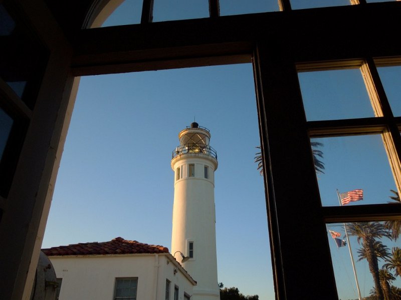 086a.jpg - Lighthouse is framed by the Museum doors.