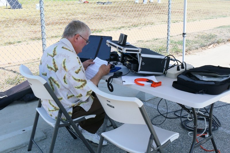 022a.jpg - Bob, KE6JI, readies VHF/UHF for FD operation